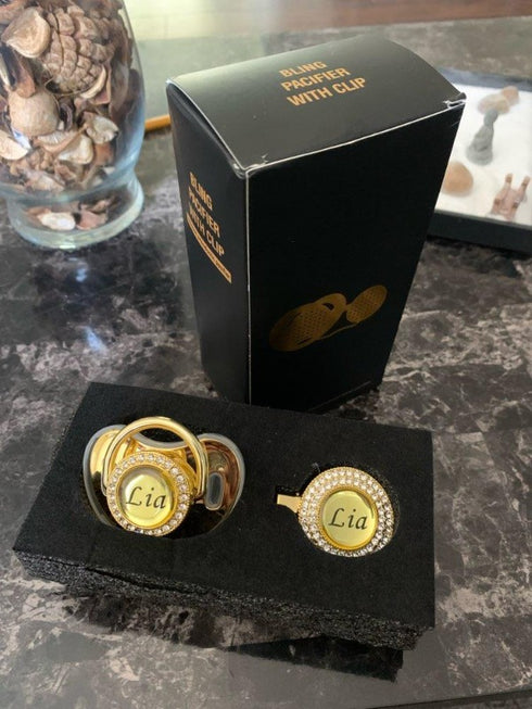 sucette-personnalise-prenom-attache-tetine-personnalisable-cadeau-bebe-baby-shower-naissance-dore